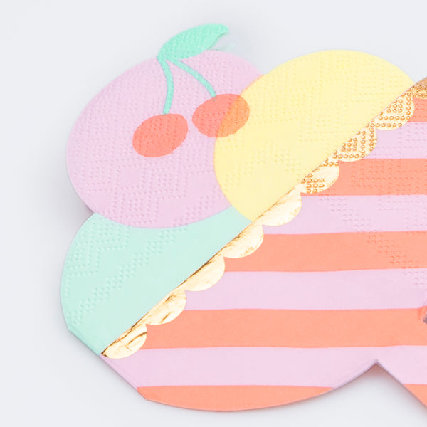 Our ice cream party set is ideal for celebrations with a summery vibe, includes tableware, ice cream tubs and spoons and a garland. Image8