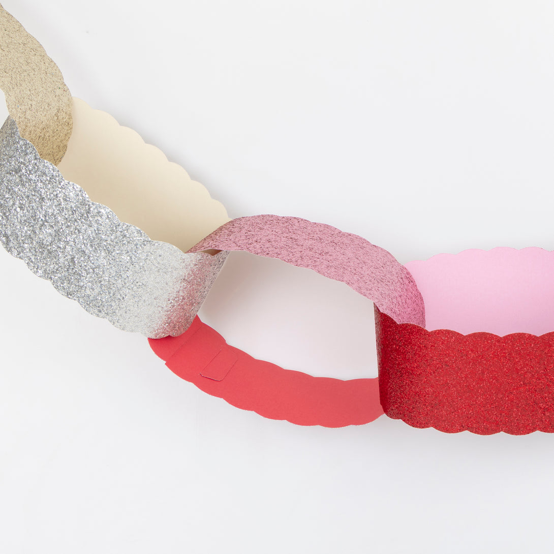 Our Christmas paper chains feature scalloped edges and glitter details, easy to construct for a chic effect. Image4