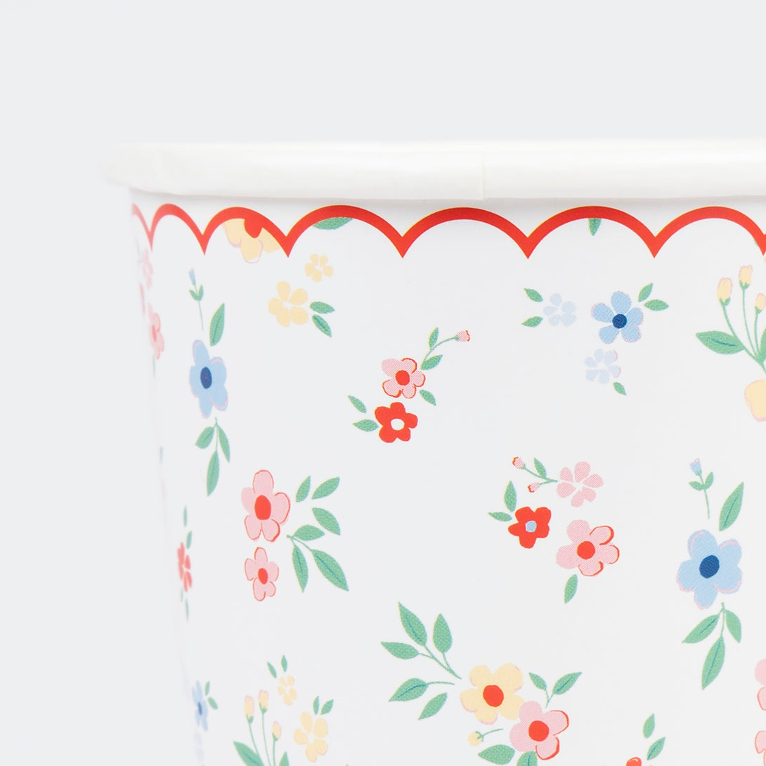 Our party cups have classic floral designs with touches of red to give your garden party a sophisticated look, suitable for hot or cold drinks.