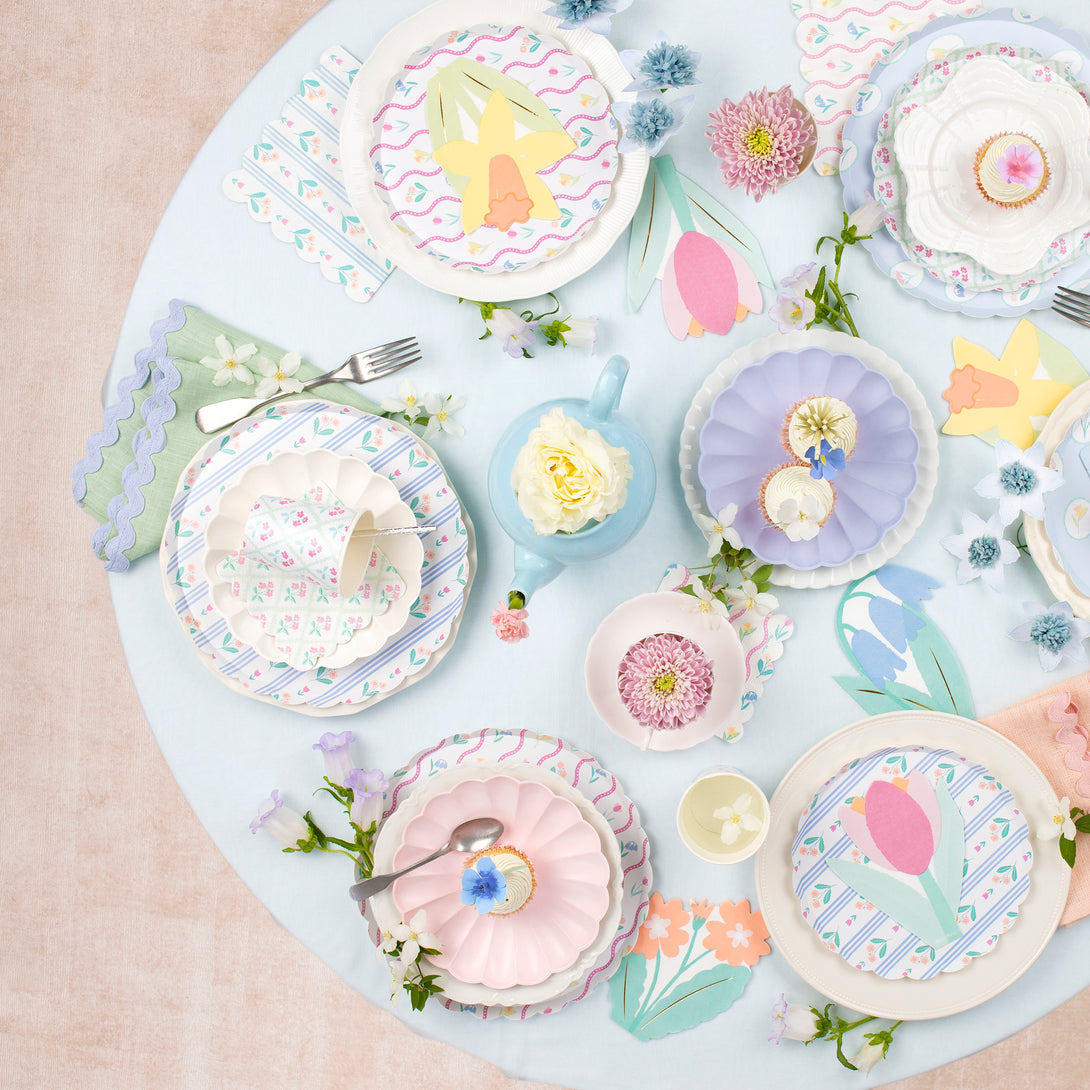 Our paper dinner plates are crafted in thick paper with a pretty floral design and pastel colors.