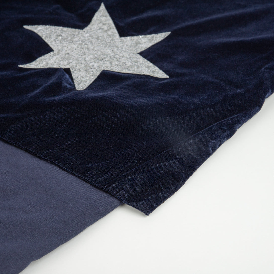 This wizard cape, wizard hat and star wand set, crafted from blue velvet and silver glitter fabric, is a fabulous costume for boys. Image6