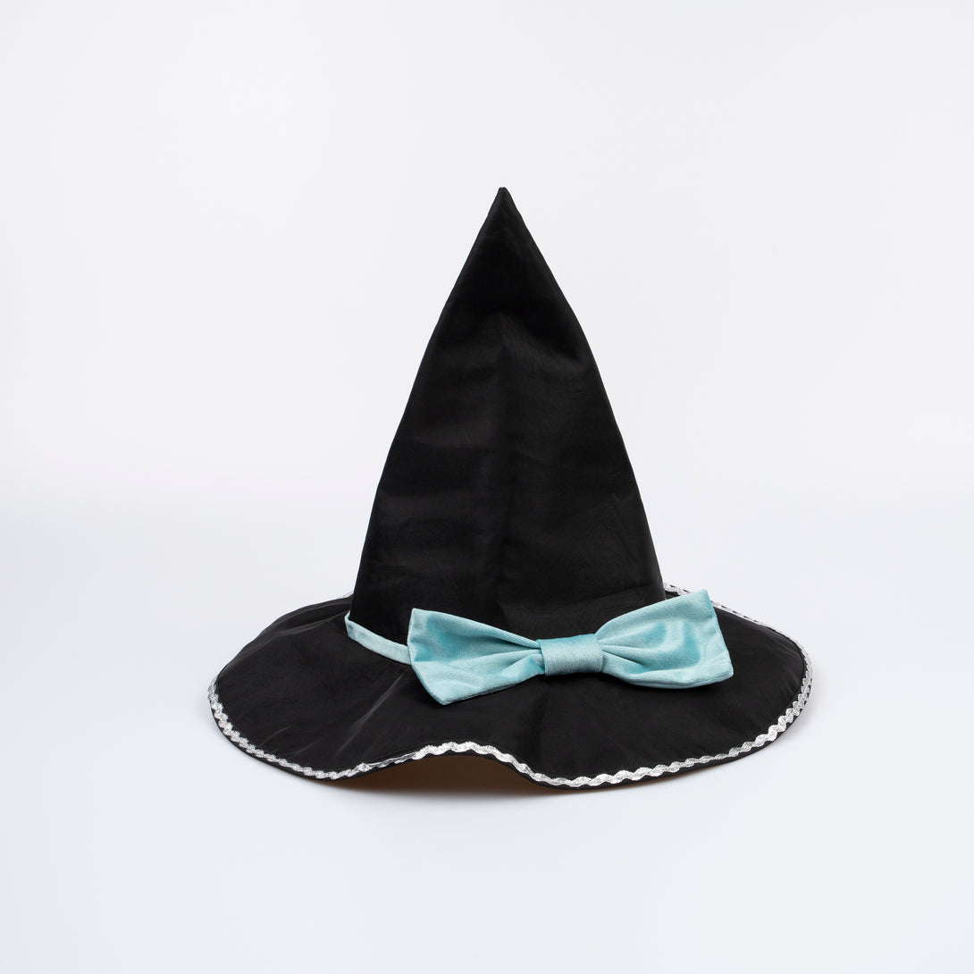 Our luxury witch costume set includes a tulle cape, an witch hat with a velvet bow and a colorful ribbon wand with a silver sequin star.