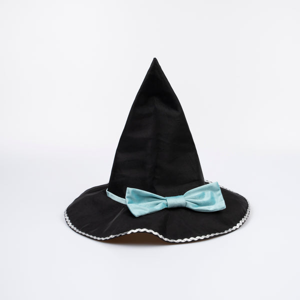 Our luxury witch costume set includes a tulle cape, an witch hat with a velvet bow and a colorful ribbon wand with a silver sequin star. Image5