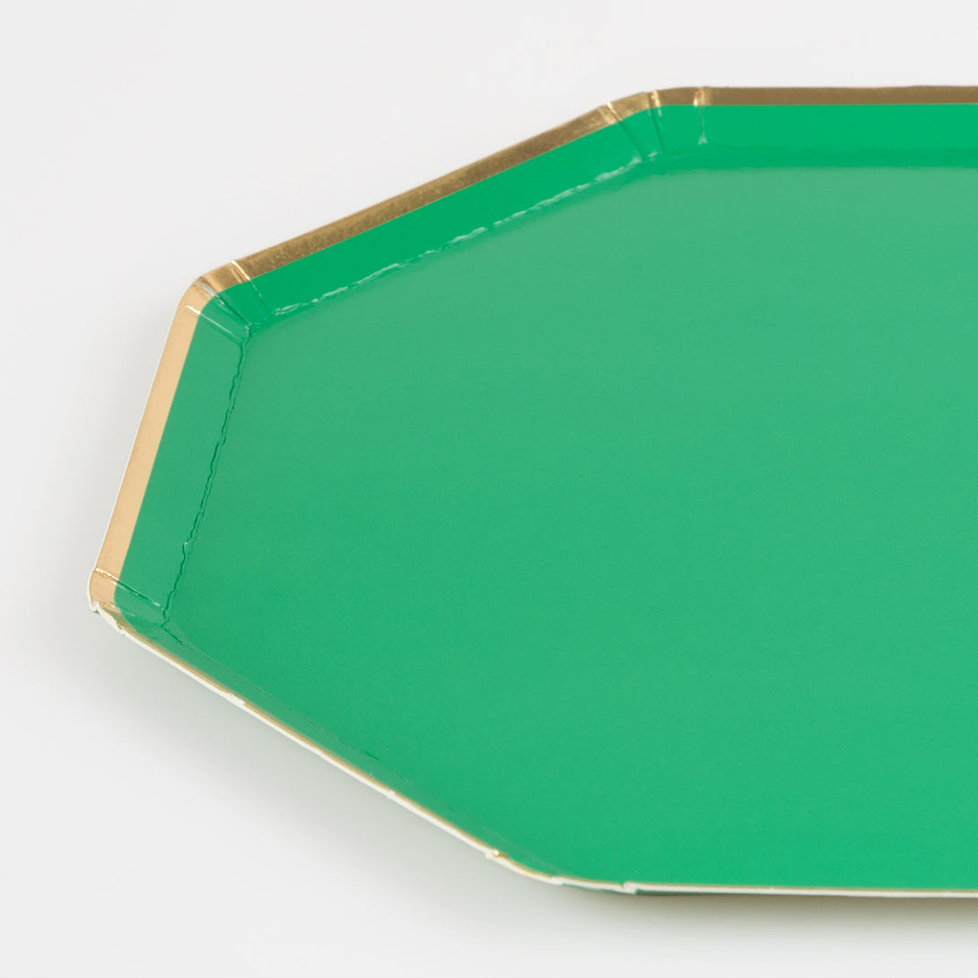 Our green side plates, with an eye-catching octagonal shape and shiny gold foil details, are ideal as cocktail plates or as small party plates.