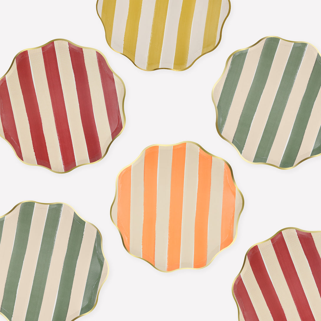 Our striped plates, in a side plate size, are made from high-quality paper and have a stunning striped design with a shiny gold foil border. Image1
