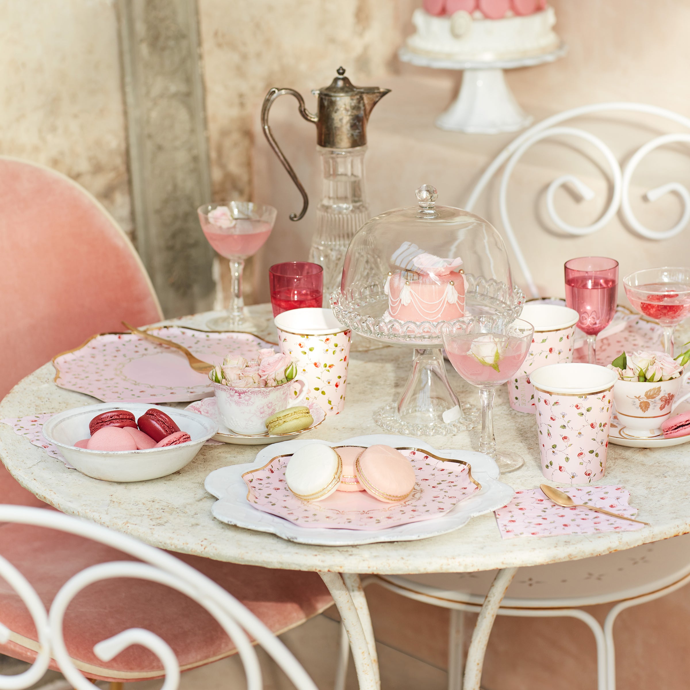 Our party plates, small plates in soft pink and red, are perfect for a romantic dinner.