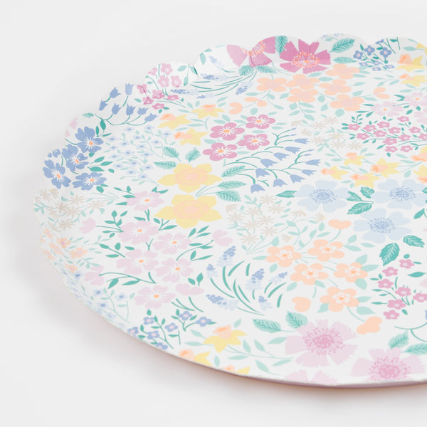 Our paper plates, with a pretty floral design, are the ideal bridal shower plates, baby shower plates or picnic plates. Image3