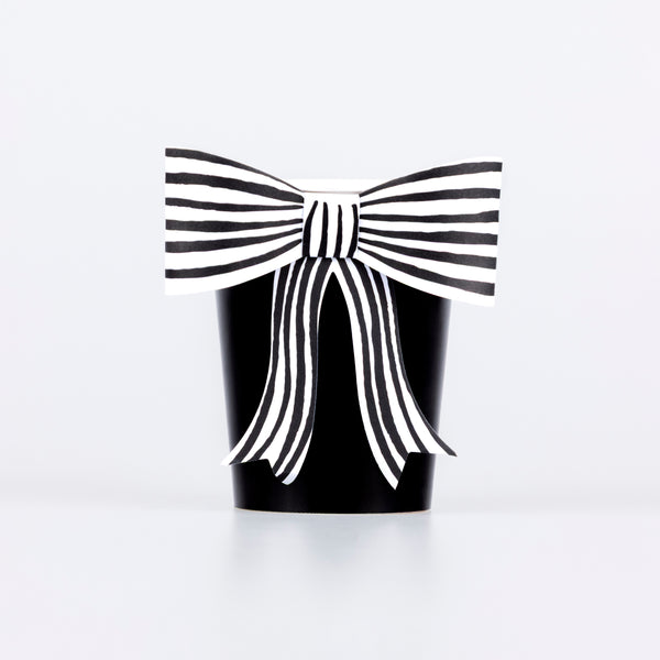 Our black party cups, with chic striped bows, are ideal for your Halloween drinks. Image1