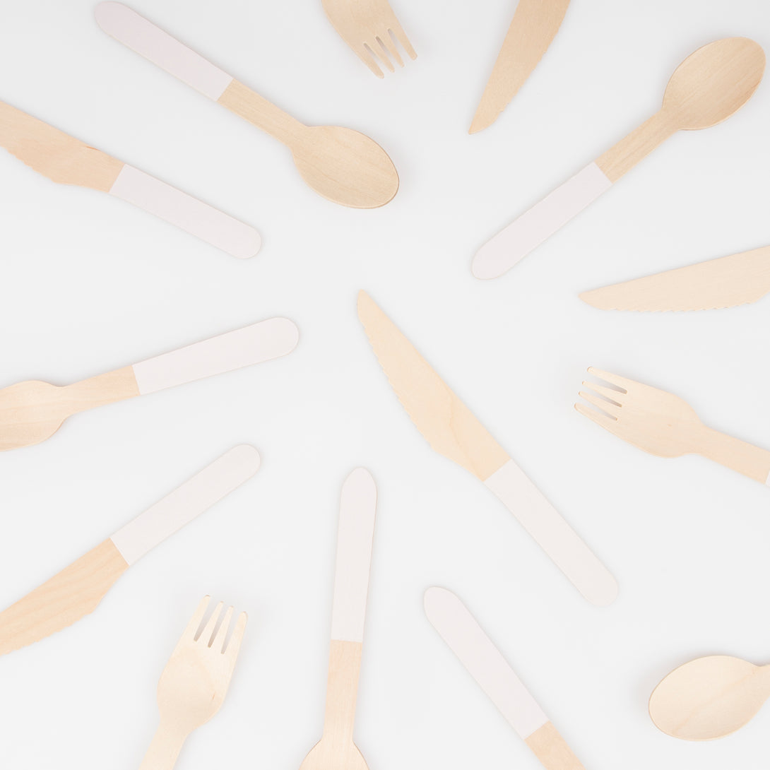 Our disposable cutlery set is made from birch wood and features pretty pink handles.