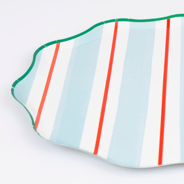 Our side plates, with classic pretty stripes, are the perfect paper plates for picnics, garden parties, beach parties and pool parties. Image2