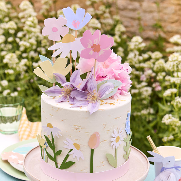 Our special cake decoration set includes 5 flower cake toppers and flower cake wraps to instantly decorate your cake.