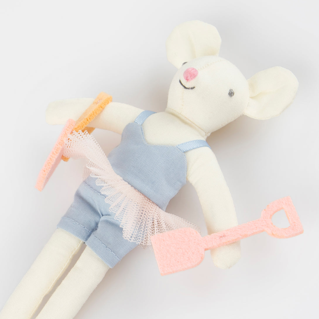 Our fabric doll, a little mouse, has an ice cream pouch for imaginative play.