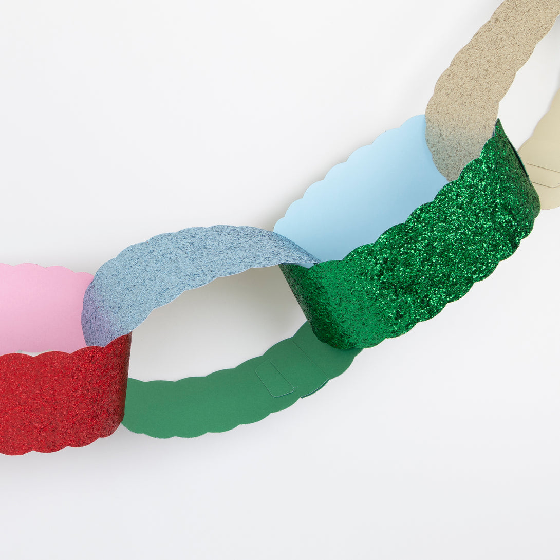 Our Christmas paper chains feature scalloped edges and glitter details, easy to construct for a chic effect. Image3