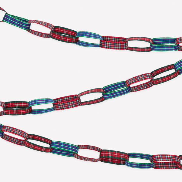 Our Christmas garland features plaid ribbon links, in classic festive colors, for a sophisticated decoration with a nod to nostalgia. Image1