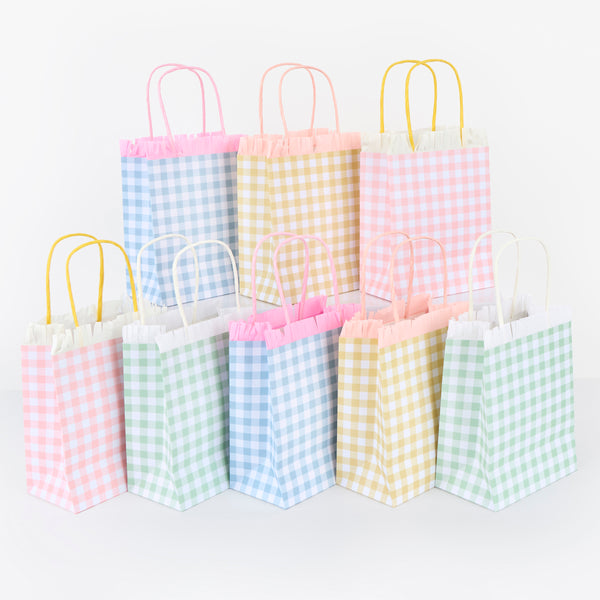 Our party favor bags feature four pretty gingham print designs, crepe paper fringing and twisted rope handles, for sturdy and decorative use. Image1