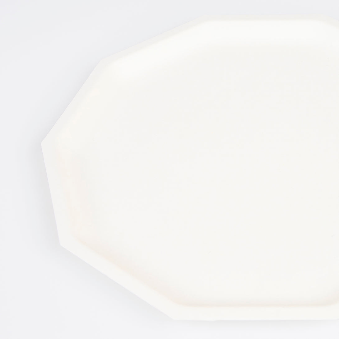 Our side plates are made with a bamboo and sugar cane mix, with a classic cream color that will complement all your parties.