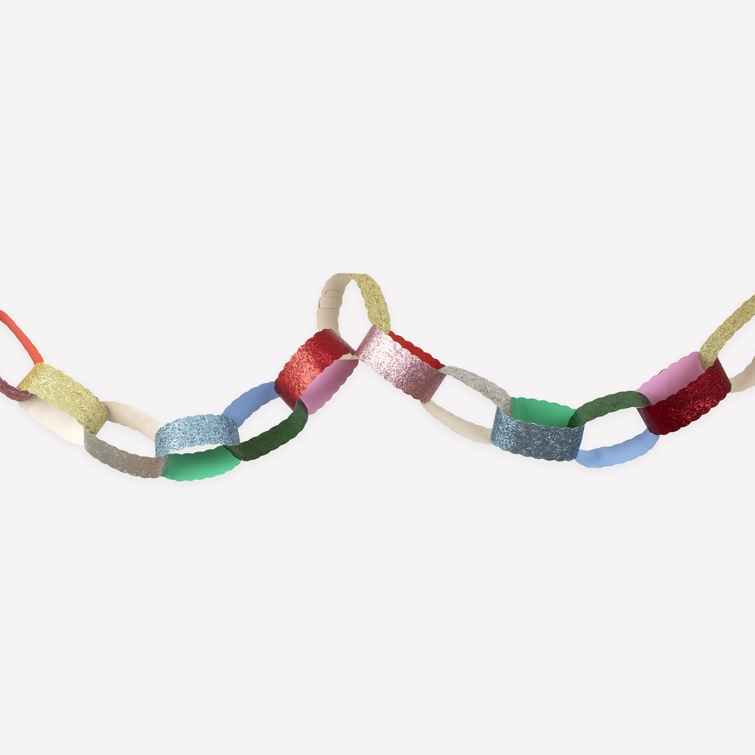 Our Christmas paper chains feature scalloped edges and glitter details, easy to construct for a chic effect. Image1