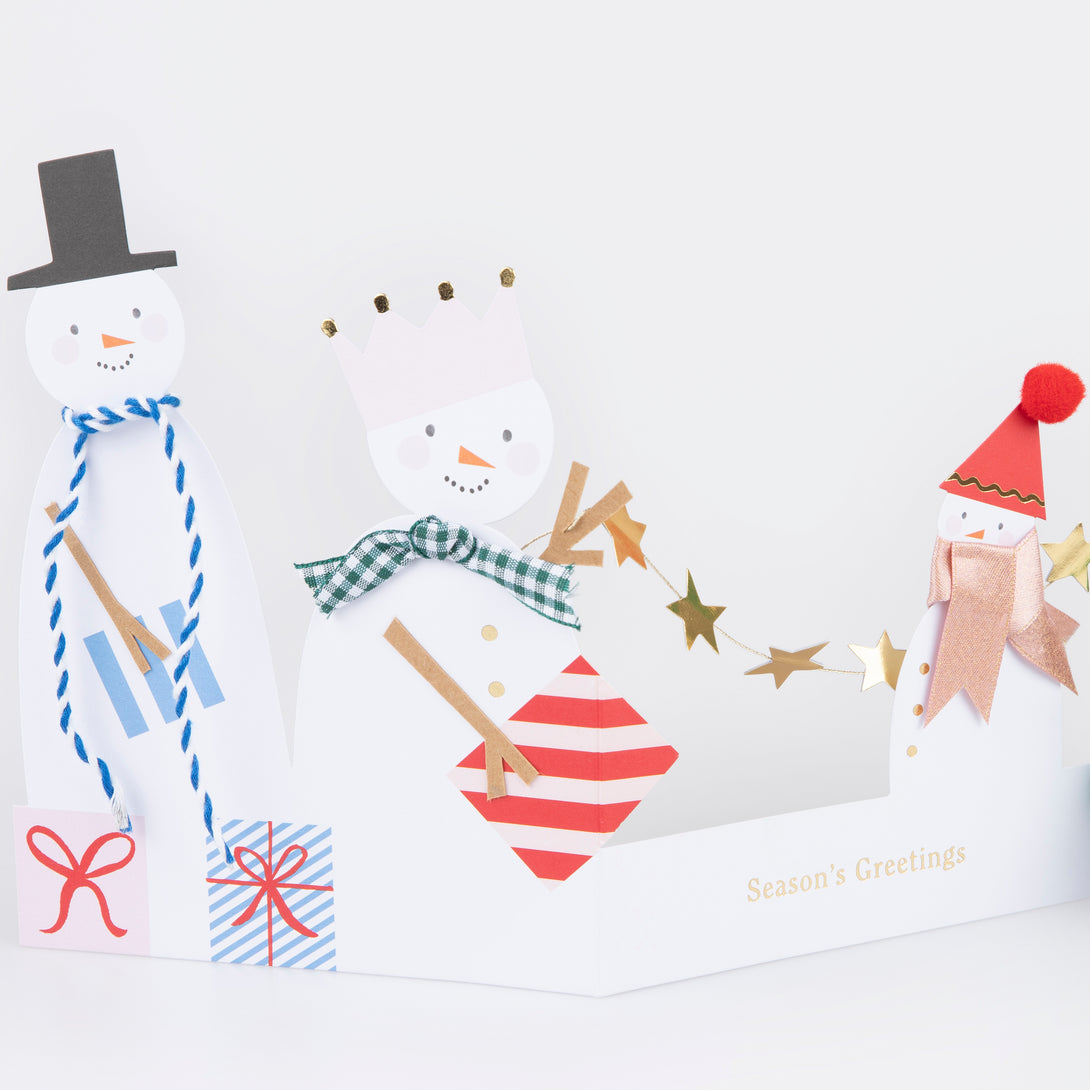 Our snowman card has lots of special embellishments, a 3D Christmas tree and a shiny mini garland, perfect as a Christmas decoration.