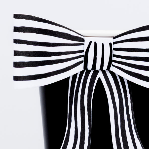 Our black party cups, with chic striped bows, are ideal for your Halloween drinks. Image3