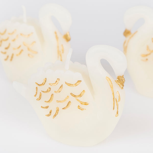 Our swan candles are perfect for elegant celebrations, like a bridal shower, or as home decorations. Image3
