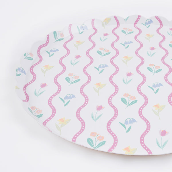 Our paper dinner plates are crafted in thick paper with a pretty floral design and pastel colors. Image3