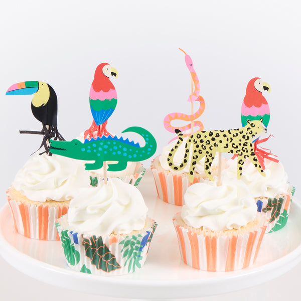 Our jungle cupcake kit features 24 rainforest animal cake toppers and 24 vibrant cupcake cases, perfect for a jungle party. Image4