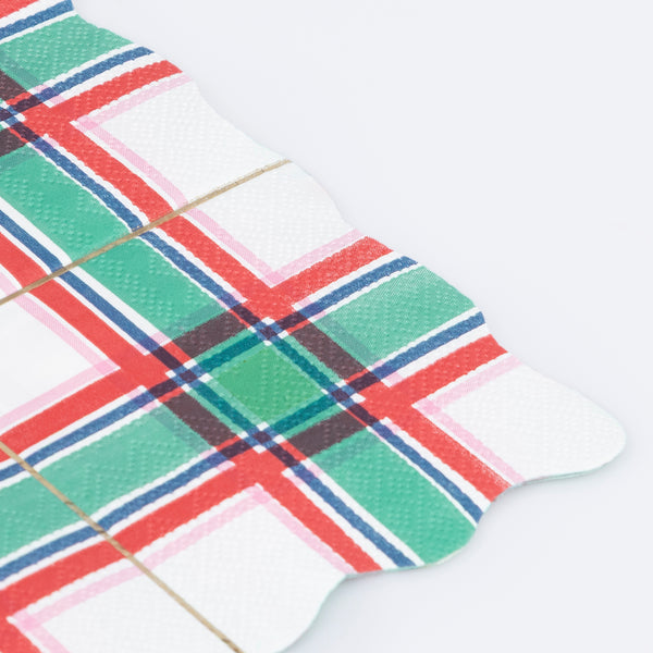 Use our paper plaid napkins, in striking festive colors, for a cosy Christmas vibe. Image2