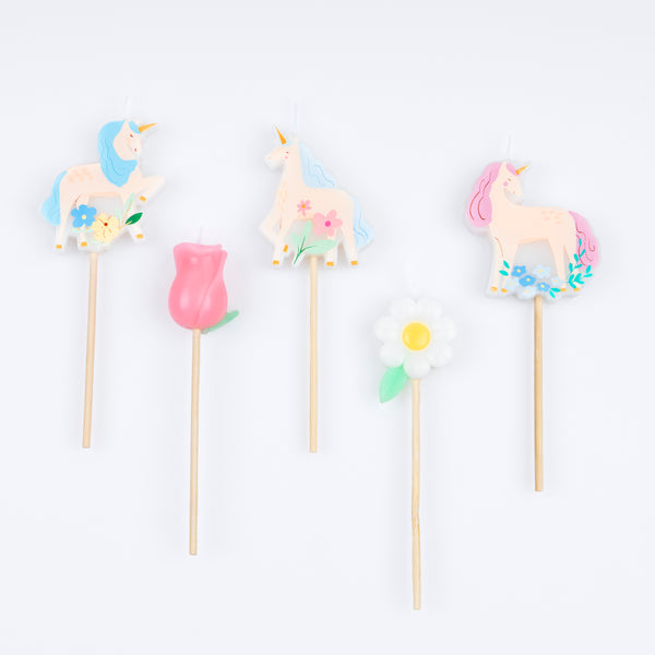 Our unicorn birthday candles features 3 unicorns and 2 flowers, for a really pretty effect. Image2