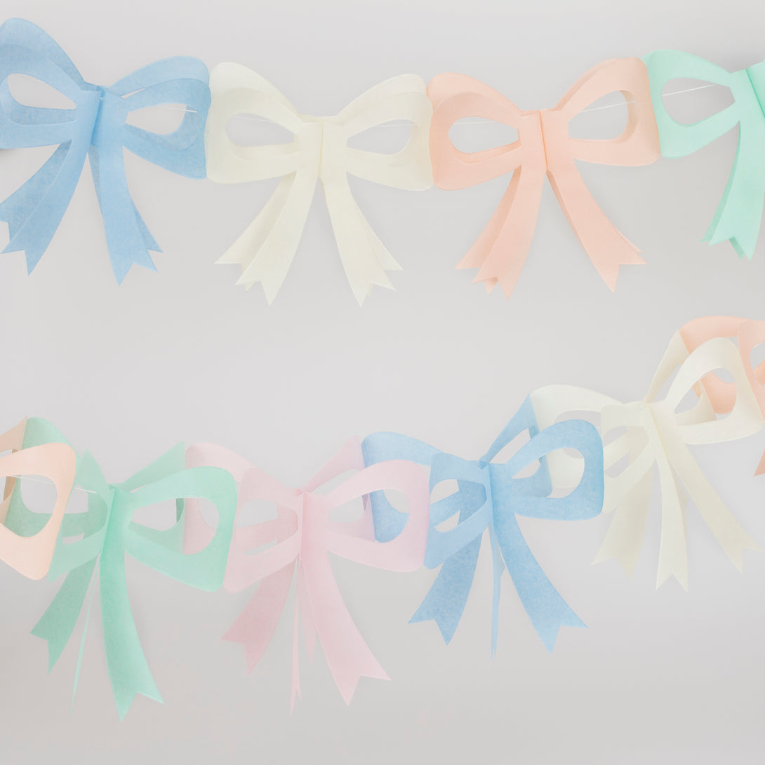 Our pack of 3 party garlands, with colorful bows, is ideal as Easter decorations.