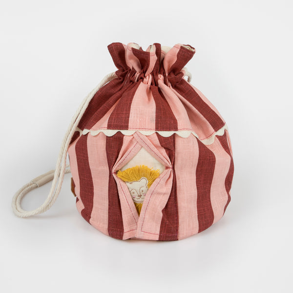 Our cotton bag, an adorable accessory for kids, looks like a big top and has an embroidered lion detail.