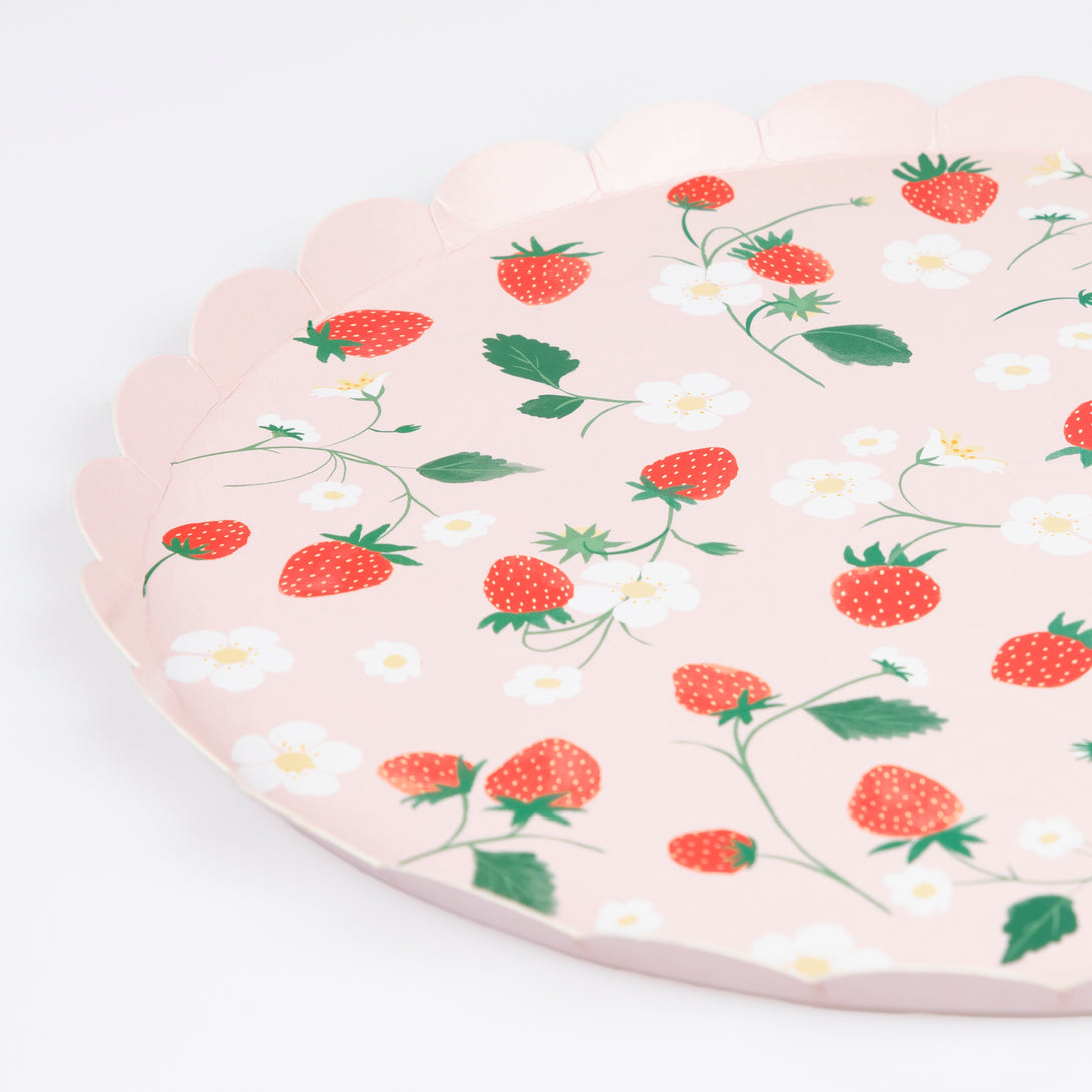 Give any party or special meal a wonderful summery touch with our charming pink plates with a strawberry design.