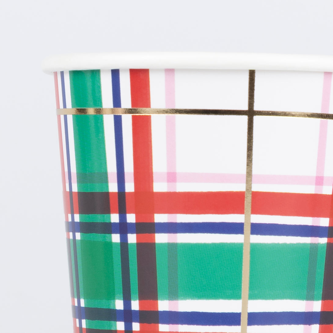 Our party cups, made from high-quality paper with a charming plaid design, are ideal for hot or cold Christmas drinks. Image2