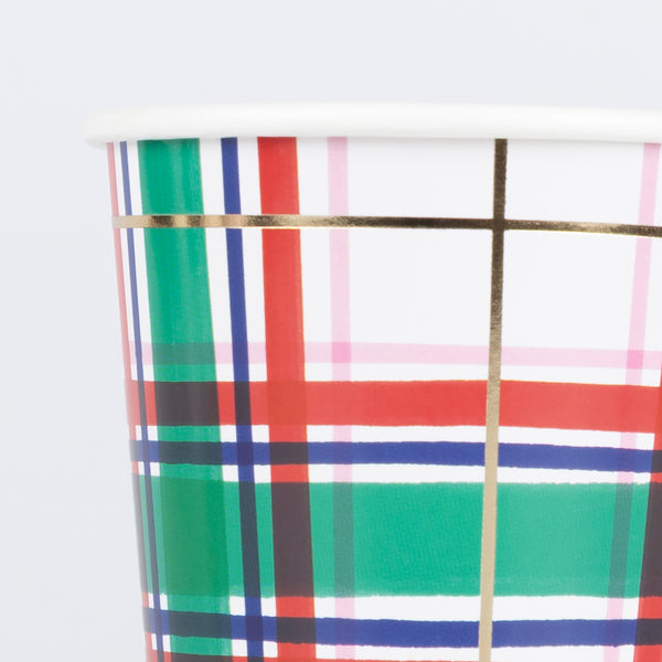 Our party cups, made from high-quality paper with a charming plaid design, are ideal for hot or cold Christmas drinks. Image2