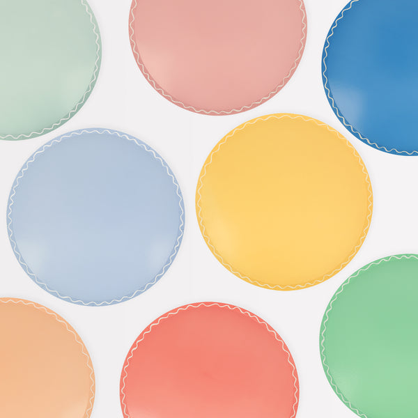 Our paper dinner plates come in a variety of colors to make your party table look amazing.