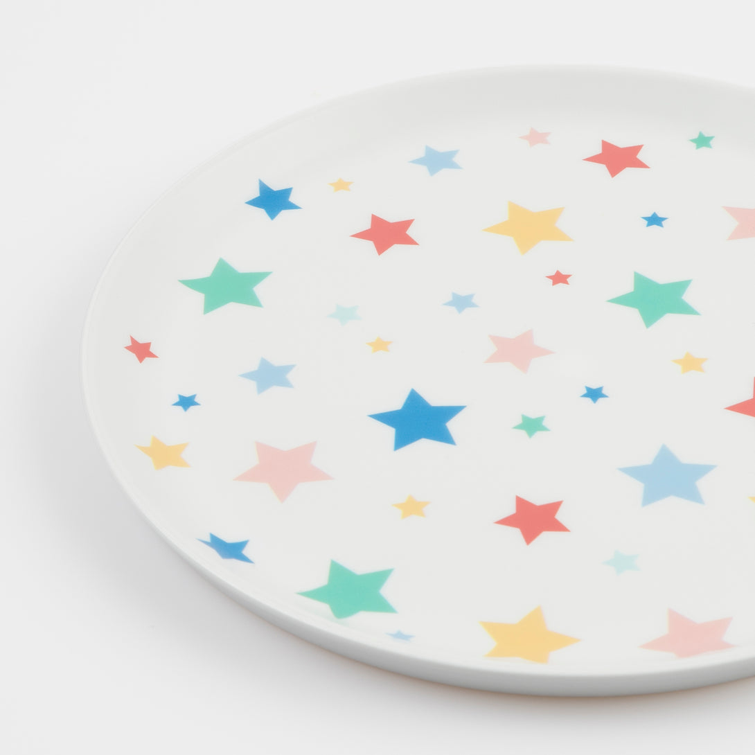 Our plastic plates, made from recycled plastic, have a bright star pattern, perfect to use as picnic plates or party plates.