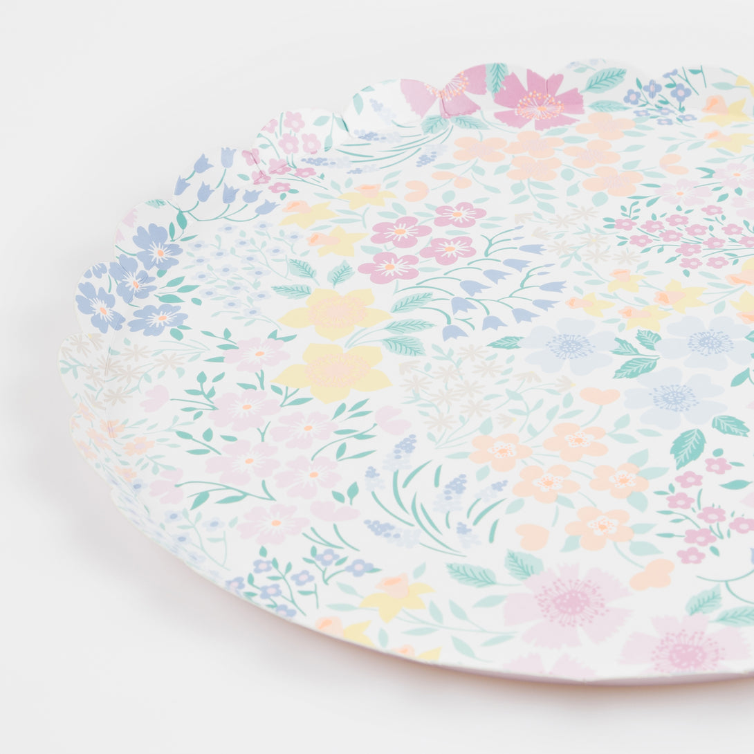 Our paper plates, with a pretty floral design, are the ideal bridal shower plates, baby shower plates or picnic plates.