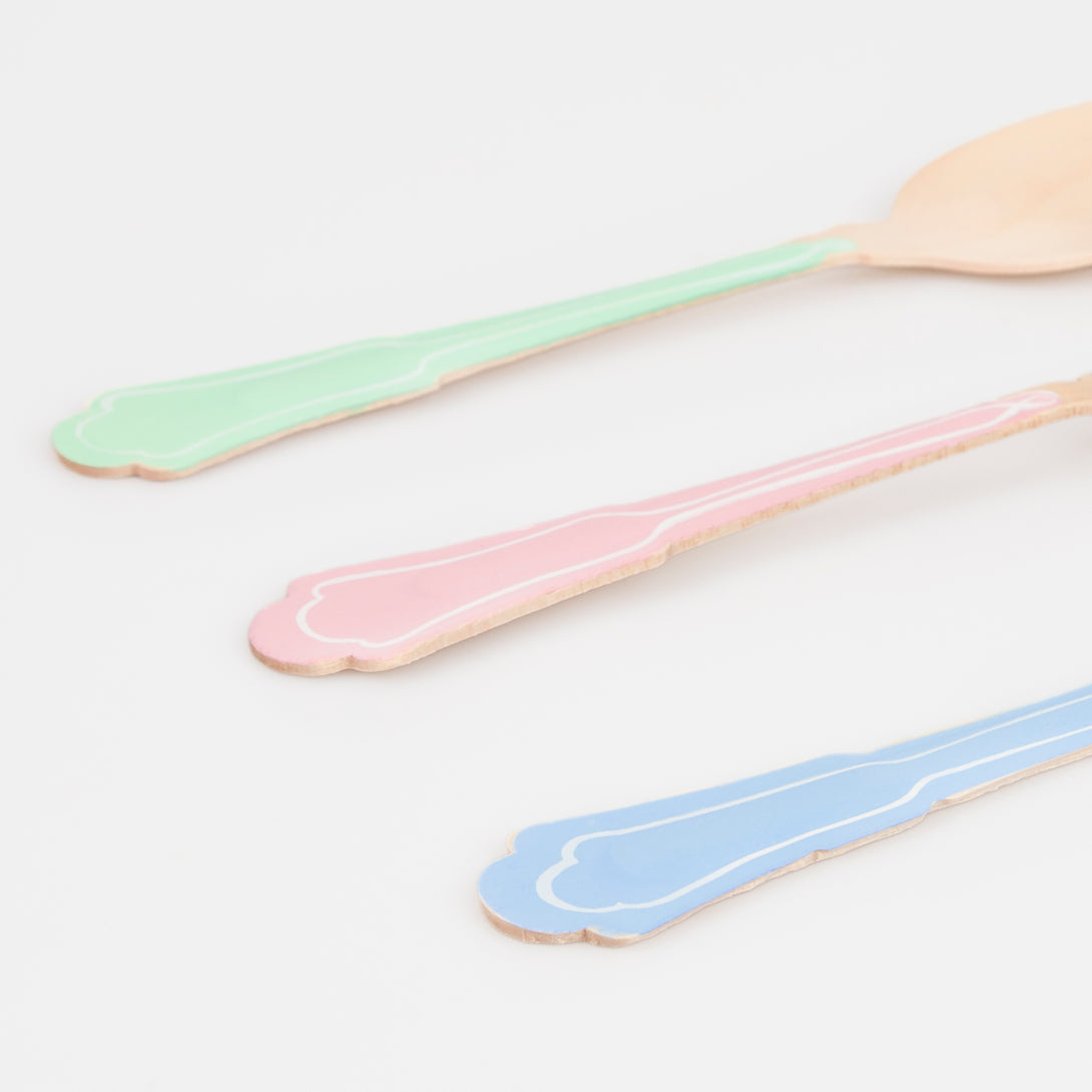 Our disposable cutlery, made from birch wood, features an elegant design and pretty pastel colored handles.