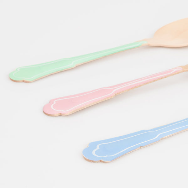 Our disposable cutlery, made from birch wood, features an elegant design and pretty pastel colored handles. Image4