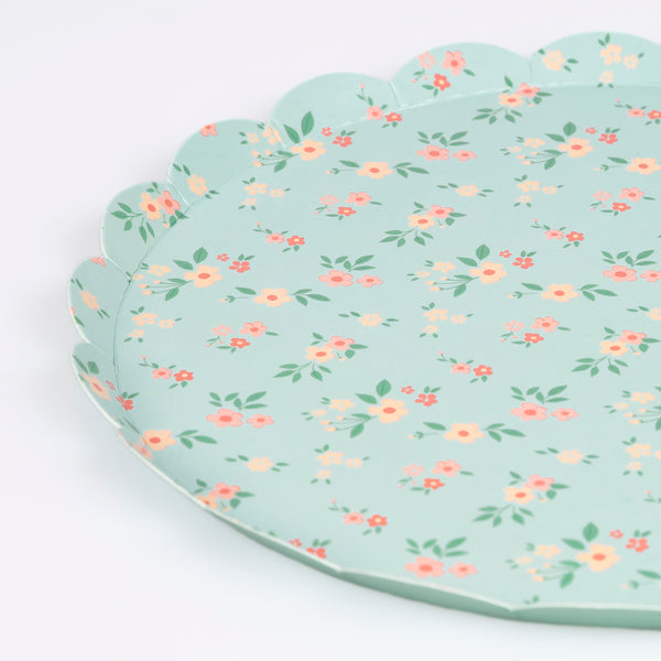 Use our pretty floral plates, made from high-quality paper, in a side plate size, for all your stylish parties. Image3