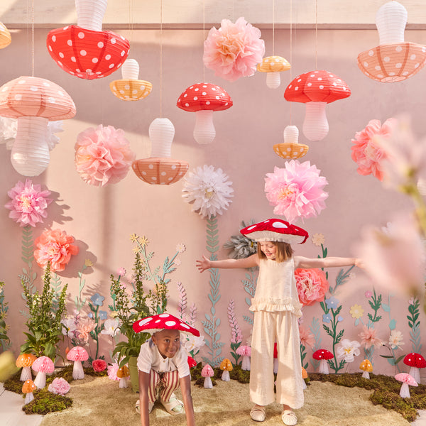 Our on-trend lanterns, in the shape of mushrooms, are perfect to light up any party or as hanging decorations. Image2