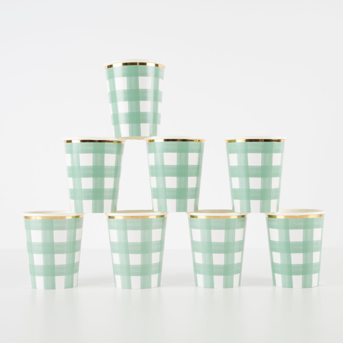 The green gingham pattern of these party cups is complemented with a shiny gold foil border.