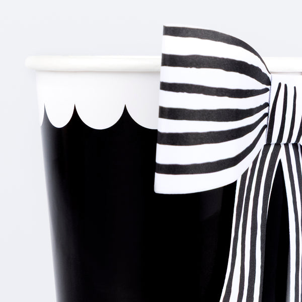 Our black party cups, with chic striped bows, are ideal for your Halloween drinks. Image4