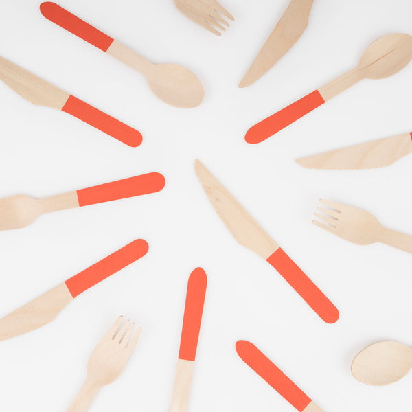 Our disposable cutlery, made from birch wood, features red handles for a really vibrant effect. Image2