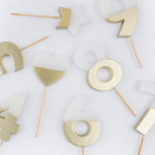 Add a special touch to a romantic cake with our heart-shaped candle with gold details. Image3