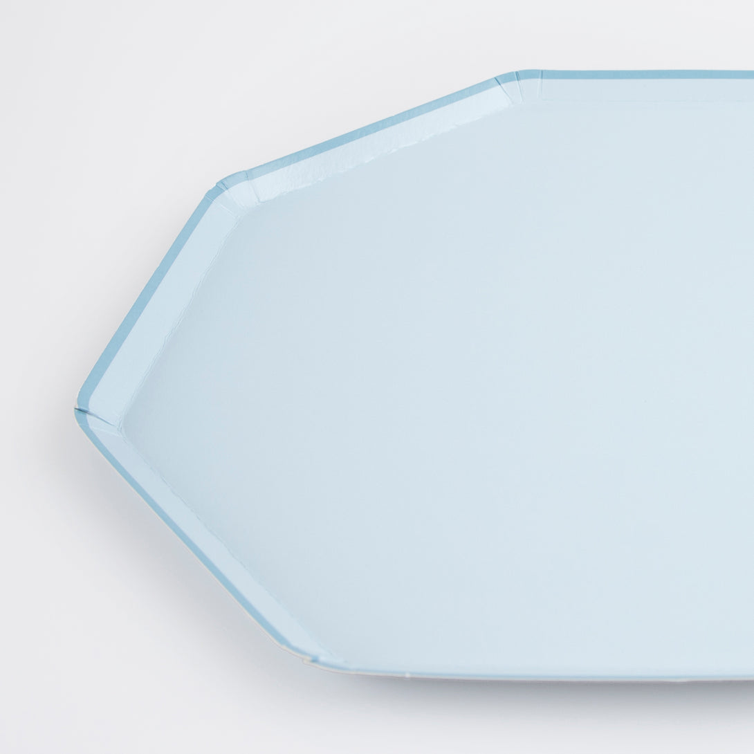 Our paper plates, in a stylish octagonal shape and a pale blue color, are perfect for any dinner party.