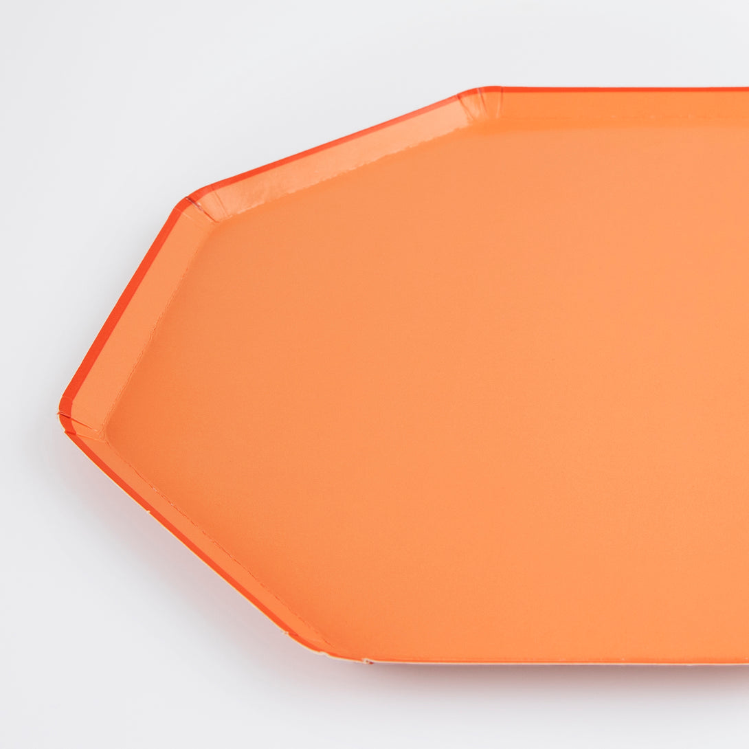 Our paper plates, with a bright papaya color and special octagonal shape, are perfect to add to your party supplies.