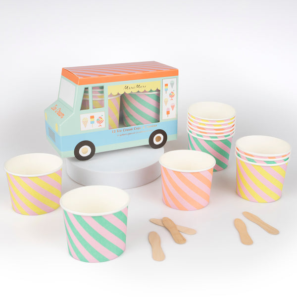 Our ice cream party set is ideal for celebrations with a summery vibe, includes tableware, ice cream tubs and spoons and a garland. Image1