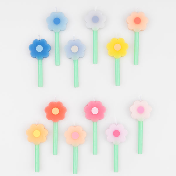 Our mini cake candles are made in the shape of colorful daisies, perfect as cake decorations. Image5