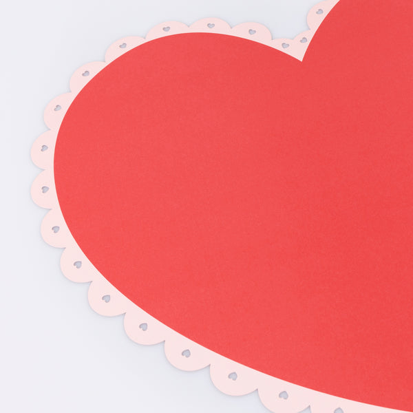 Make your Valentine's Day dinner look amazing with our charming red and pink paper heart placemats, practical and decorative. Image3