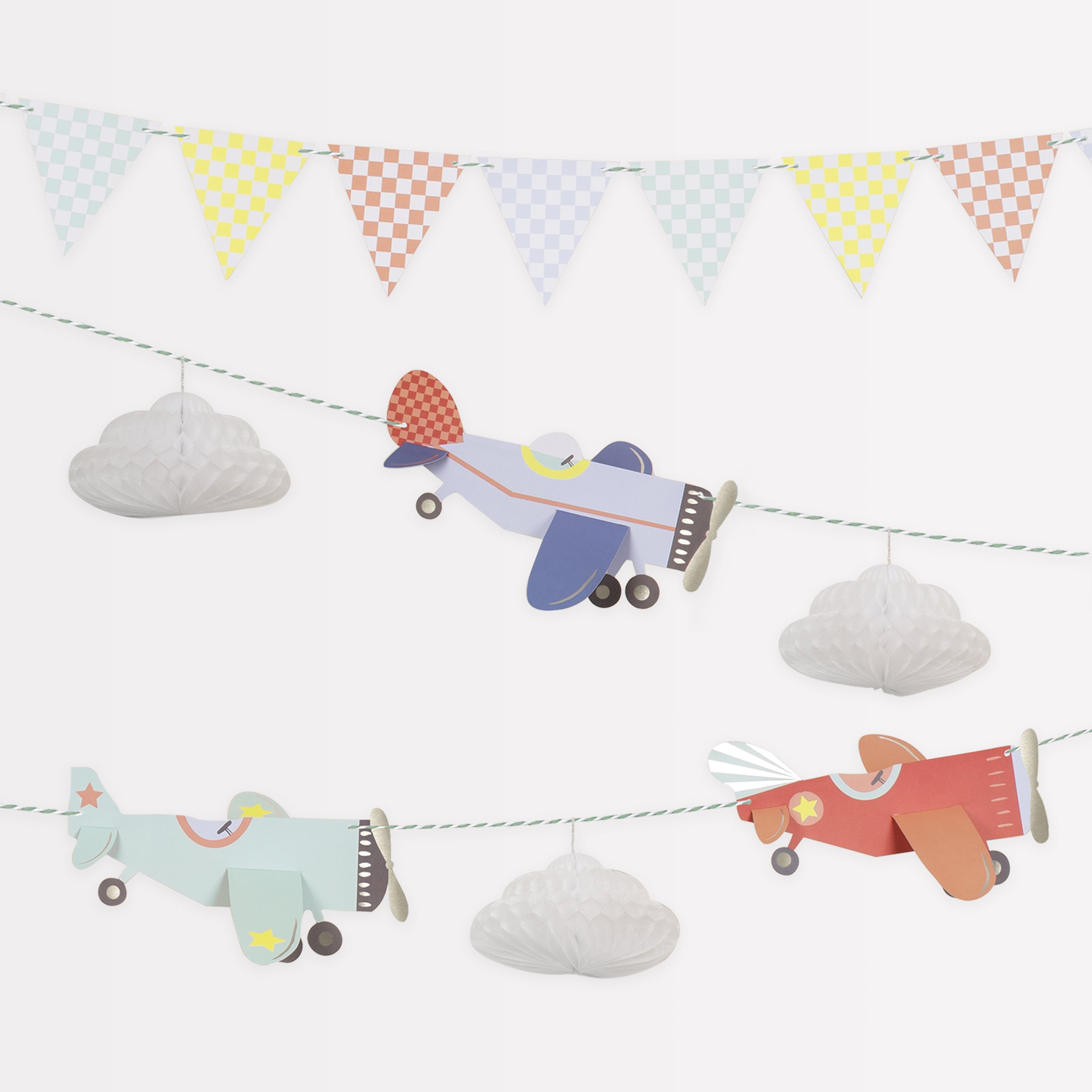 Our paper garland features 3D plans, clouds and checked pennants, ideal for an airplane birthday party.